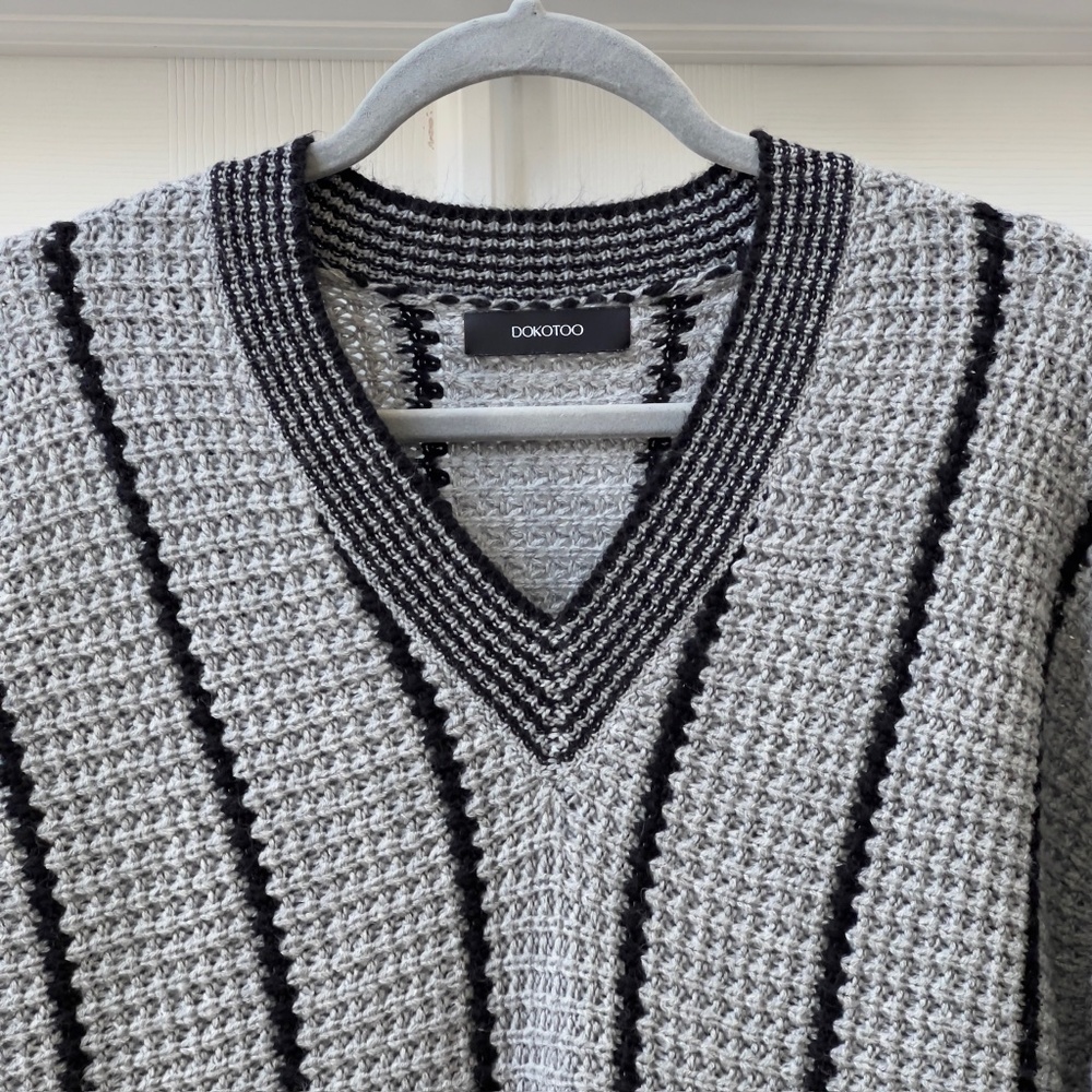 Dokotoo Gray and Black Waffle Knit Oversized V-neck Long Sleeve Sweater, Size XL
